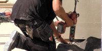 Bauarbeiter mit Bohrmaschine