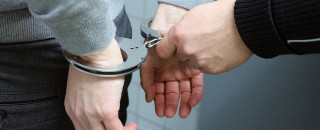 Person mit Handschellen