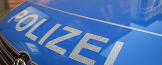 Polizeischriftzug auf Auto
