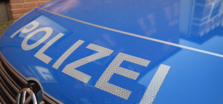 Polizeischriftzug auf Auto