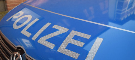 Polizeischriftzug auf Auto