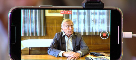 Helmut Haussmann auf dem Smartphone der Bundeskanzler-Helmut-Kohl-Stiftung