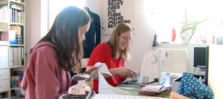 Fabia (links) und Jule (rechts) beim Nähen