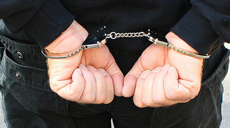 Person mit Handschellen