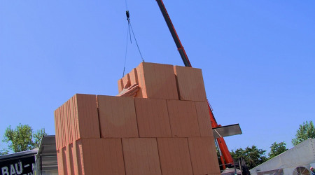 Rote Steine werden gestapelt