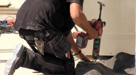 Quelle: RTF.1 Bauarbeiter mit Bohrmaschine