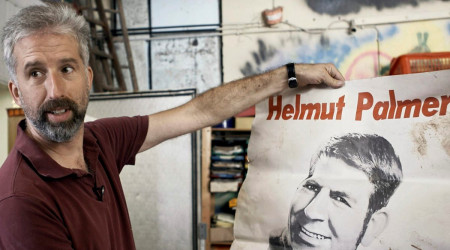 Quelle: SWR Boris Palmer hält ein Plakat seines Vaters