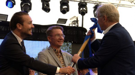 Quelle: Stadt Bad Urach Elmar Rebmann nimmt Gartenschau-Fahne entgegen