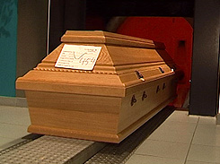 Sarg wird in Verbrennungsofen gefahren