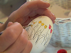 Ostereier werden per Hand bemalt