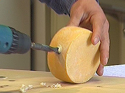 L&ouml;cher im K&auml;se