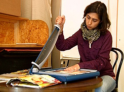 Das Papier wird zurechtgeschnitten