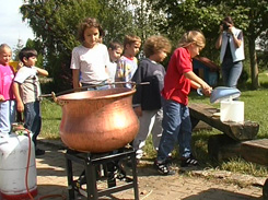 Kinder stellen K&auml;se her