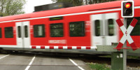 Regionalzug am Bahn&uuml;bergang