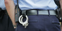 Polizist mit Handschellen