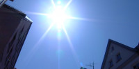 Die Sonne scheint vom Himmel