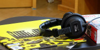 Album und Kopfh&ouml;rer in der neuen Musik-Lounge