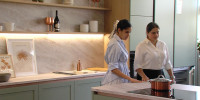 Naomi Wolter und Carolin Leprich in einer K&uuml;che bei Schw&ouml;rerHaus