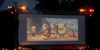Die Minions auf der Leinwand im Open Air Kino