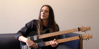 Jan Henning mit doppelhalsigem Bass