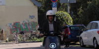 Boris Palmer auf einem E-Roller