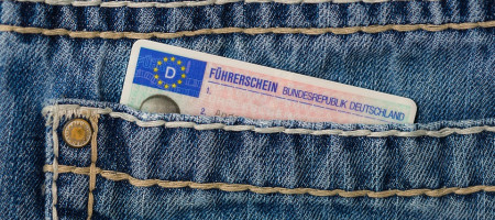 Deutscher F&uuml;hrerschein in einer Hosentasche