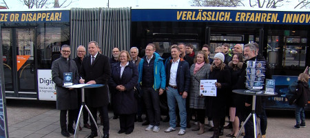 Gruppenfoto mit Unterschrift zum Digital Hub