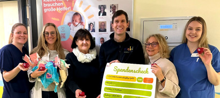 Moki-Mitglieder mit Spendenscheck