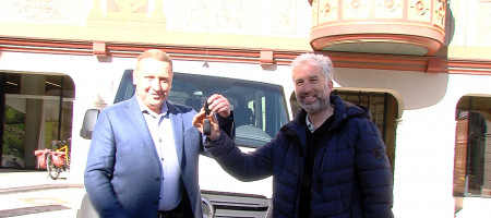 &Uuml;bergabe barrierefreier Bus von Boris Palmer an Vitalii Maletskyi