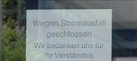 Geschlossen-Schild vor Eingangst&uuml;r