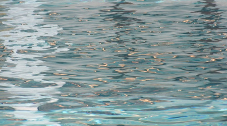 Wasser im Hallenbad