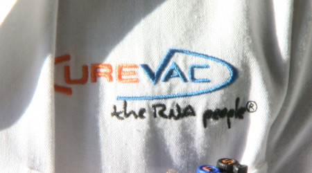 CureVac Logo auf Laborkittel
