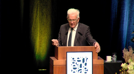 Winfried Kretschmann auf dem Podium der Stadthalle