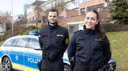 Die neue Polizeiuniform aus funktionalem und stichhemmendem Stoff