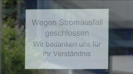 Geschlossen-Schild vor Eingangst&uuml;r